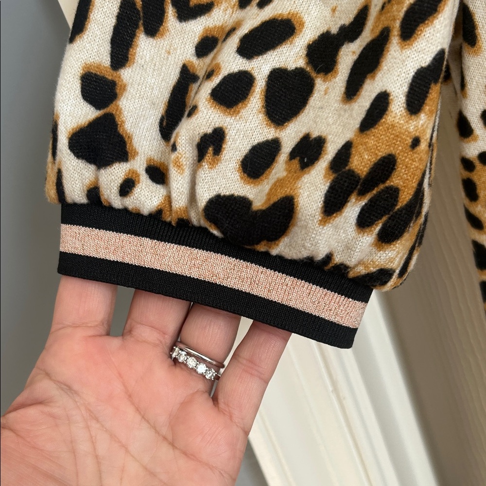 ⚜️ Leopard Print V-Neck Top - Picture 3 of 7